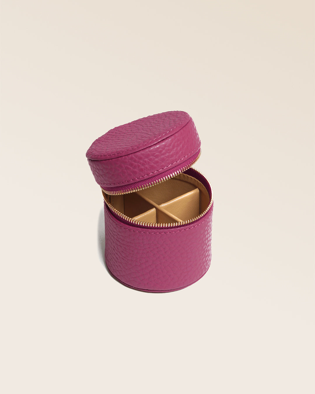 Notre coffret bagues Renouard en cuir façon vigogne pivoine, vu de quart ouvert en studio.