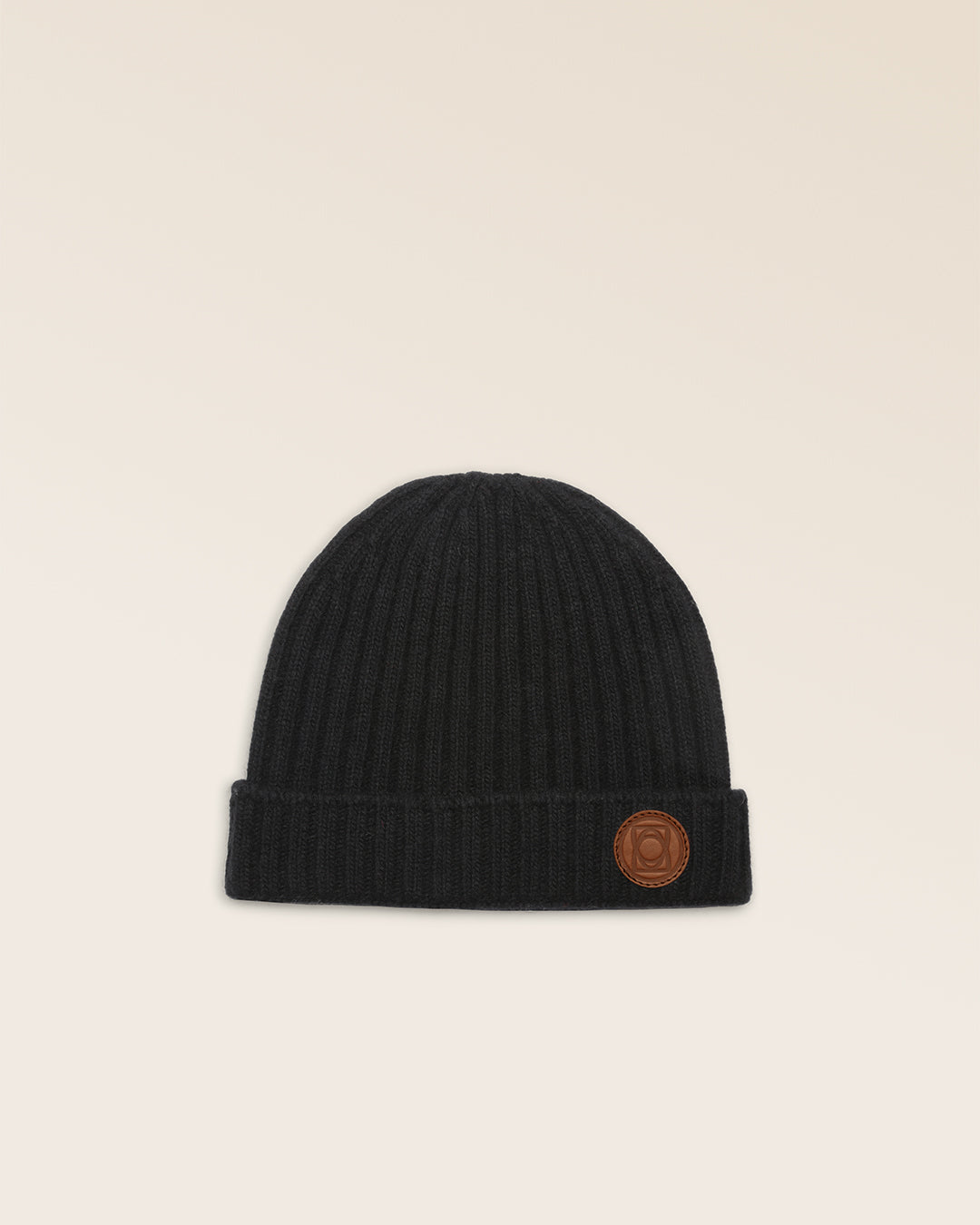 Le bonnet Aspen Renouard en laine et cachemire noir, vu de face en studio.