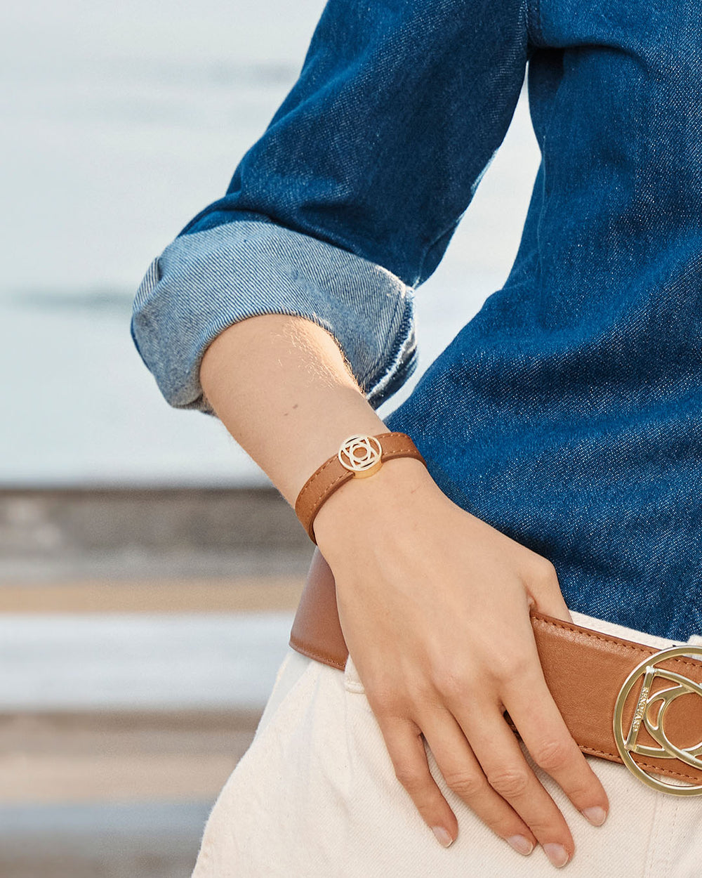 Notre bracelet Alezan en cuir vintage camel et accessoire doré vu porté par notre mannequin. 