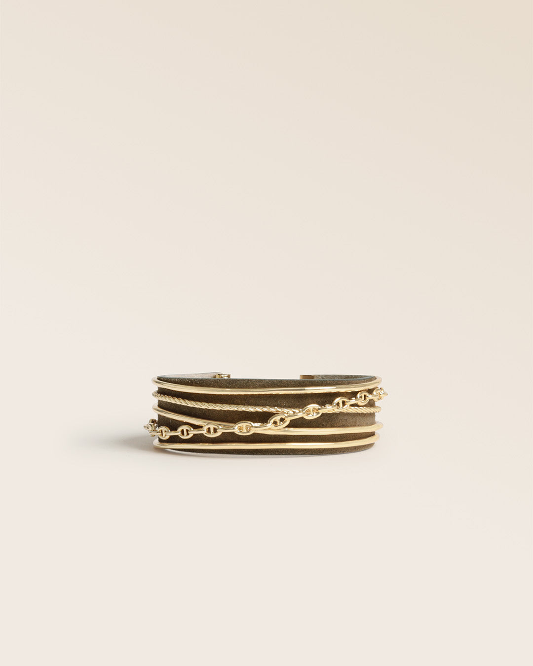 Notre bracelet Dolce Vita Renouard en cuir veau velours truffe et accessoire doré, vu de face en studio.