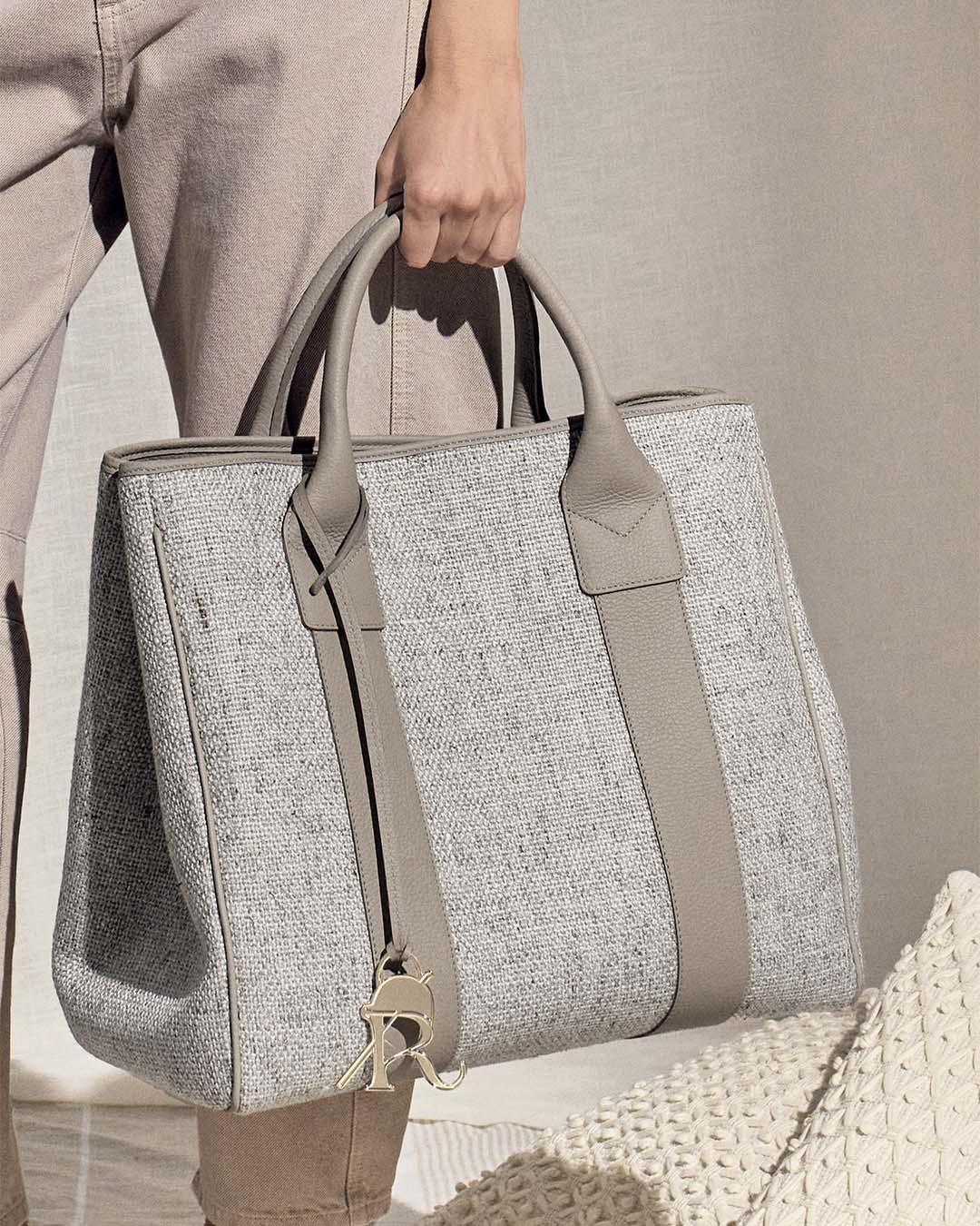 Notre sac cabas Max Renouard en toile minérale et cuir façon vigogne corde, vu porté par notre mannequin. 