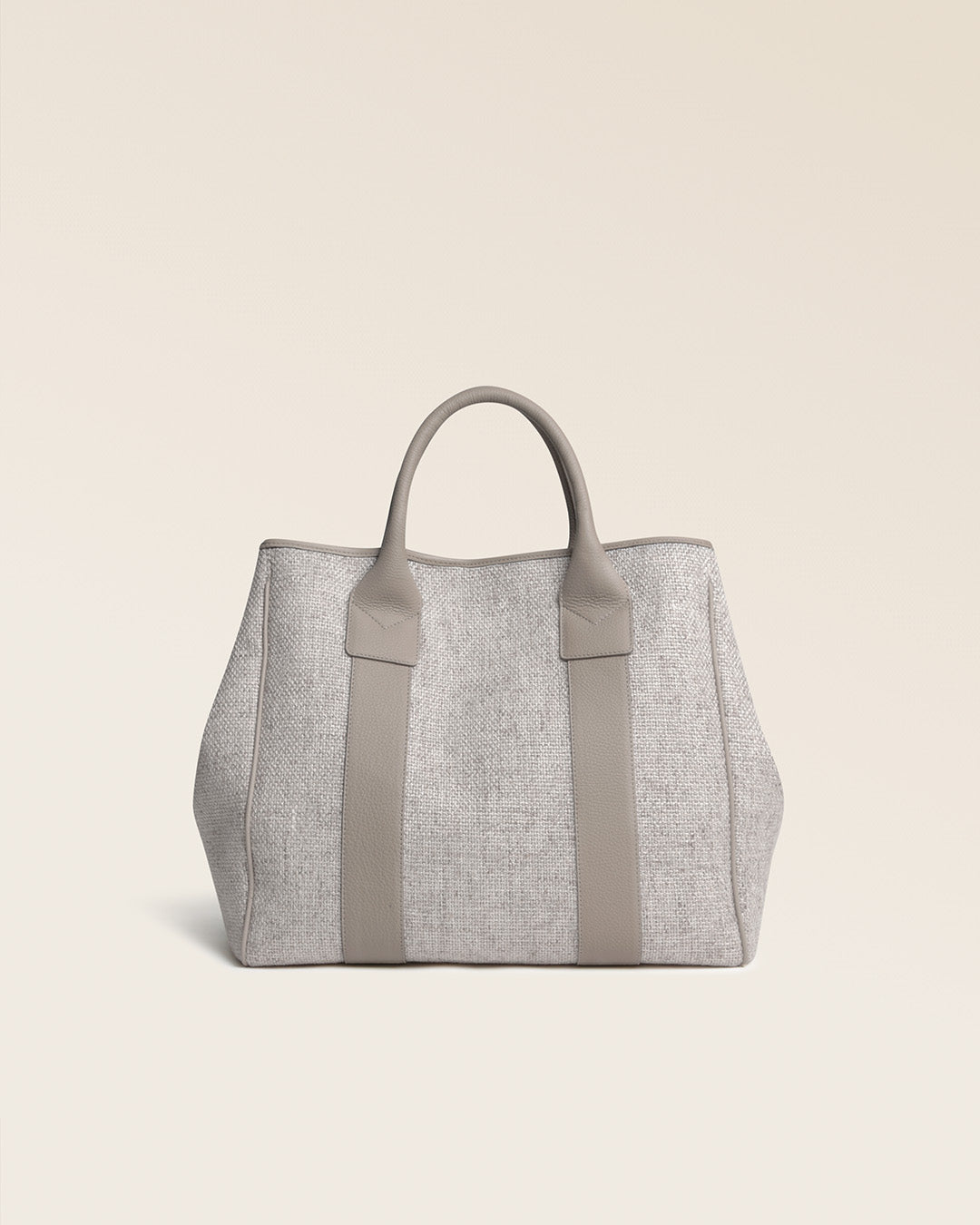 Notre sac cabas Max Renouard en toile minérale et cuir façon vigogne corde, vu de dos en studio.