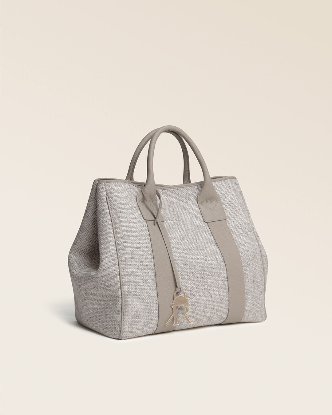 Notre sac cabas Max Renouard en toile minérale et cuir façon vigogne corde, vu de quart en studio.