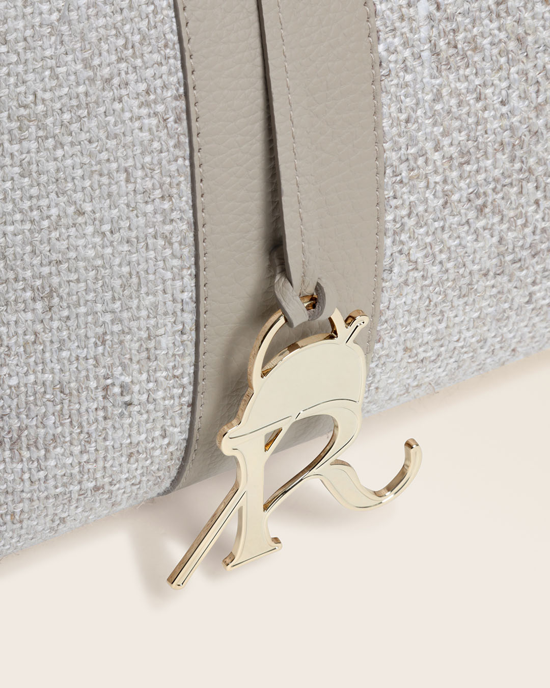 Notre sac cabas Max Renouard en toile minérale et cuir façon vigogne corde, vu de près en studio.