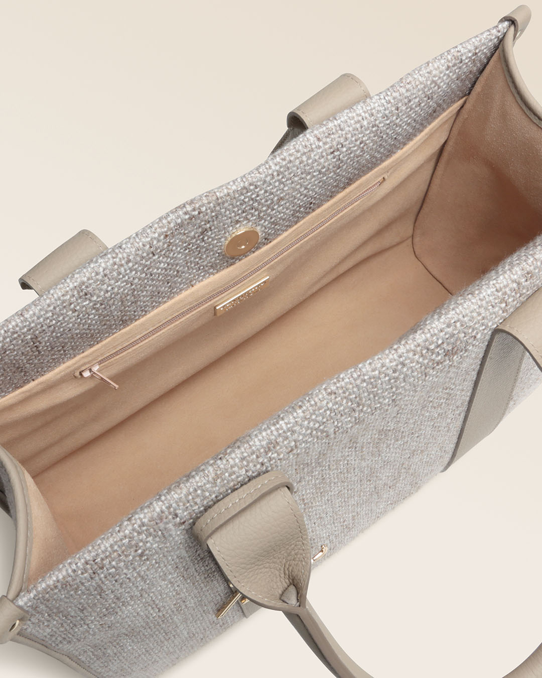 Notre sac cabas Nina Renouard en toile minérale et en cuir façon vigogne corde, vu de l'intérieur en studio.