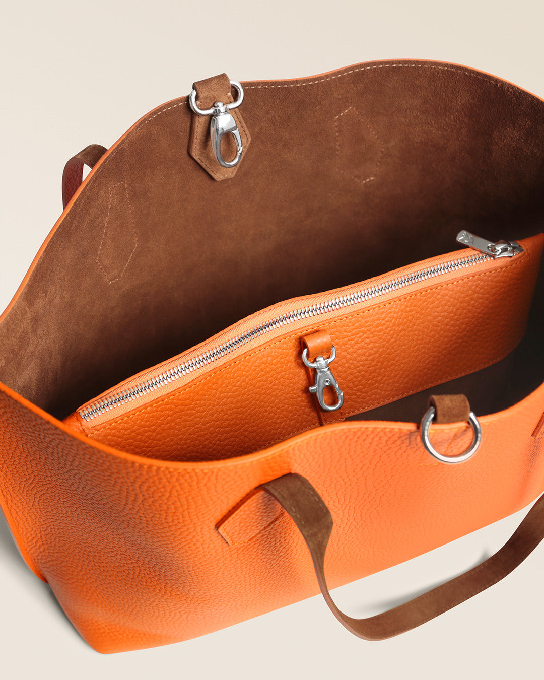 Notre sac cabas Shopper Renouard en cuir façon vigogne orange et cuir veau velours noisette, vu de l'intérieur en studio.