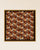 Le carré de soie Manège Renouard en coloris chocolat et orange, vu de face. 