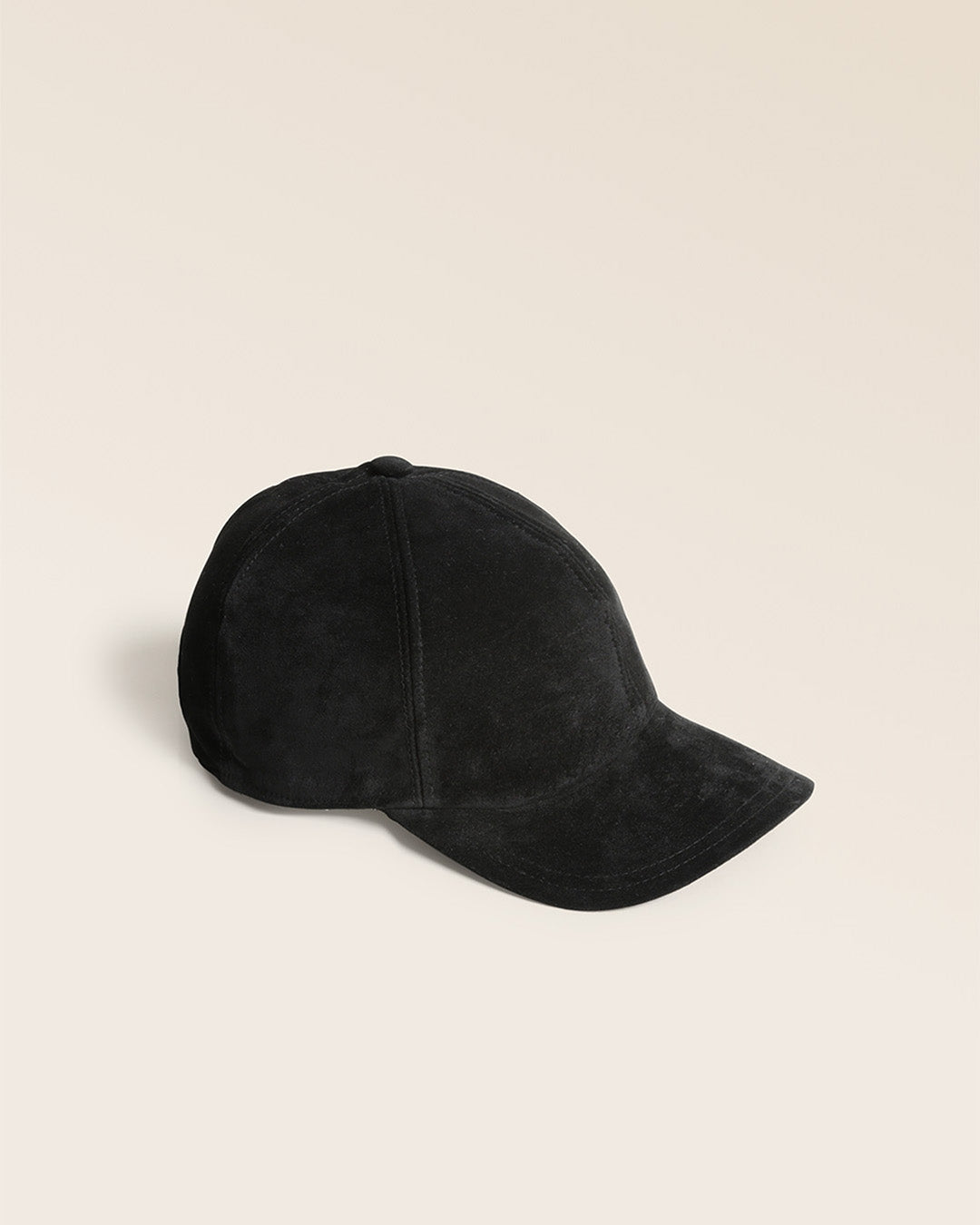 Notre Casquette Alba Renouard en cuir nubuck noir vue de quart en studio.