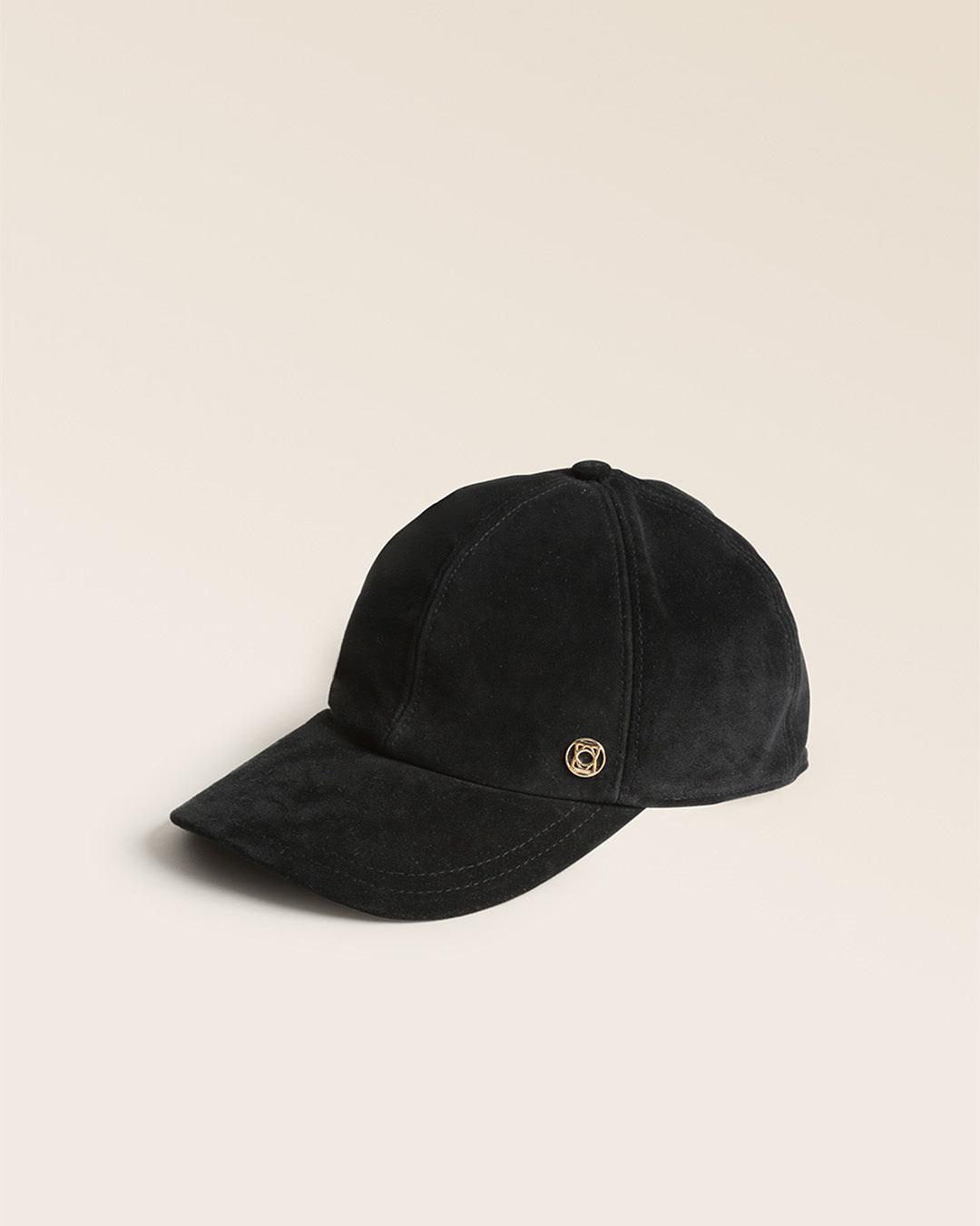 Notre Casquette Alba Renouard en cuir nubuck noir vue de quart en studio.