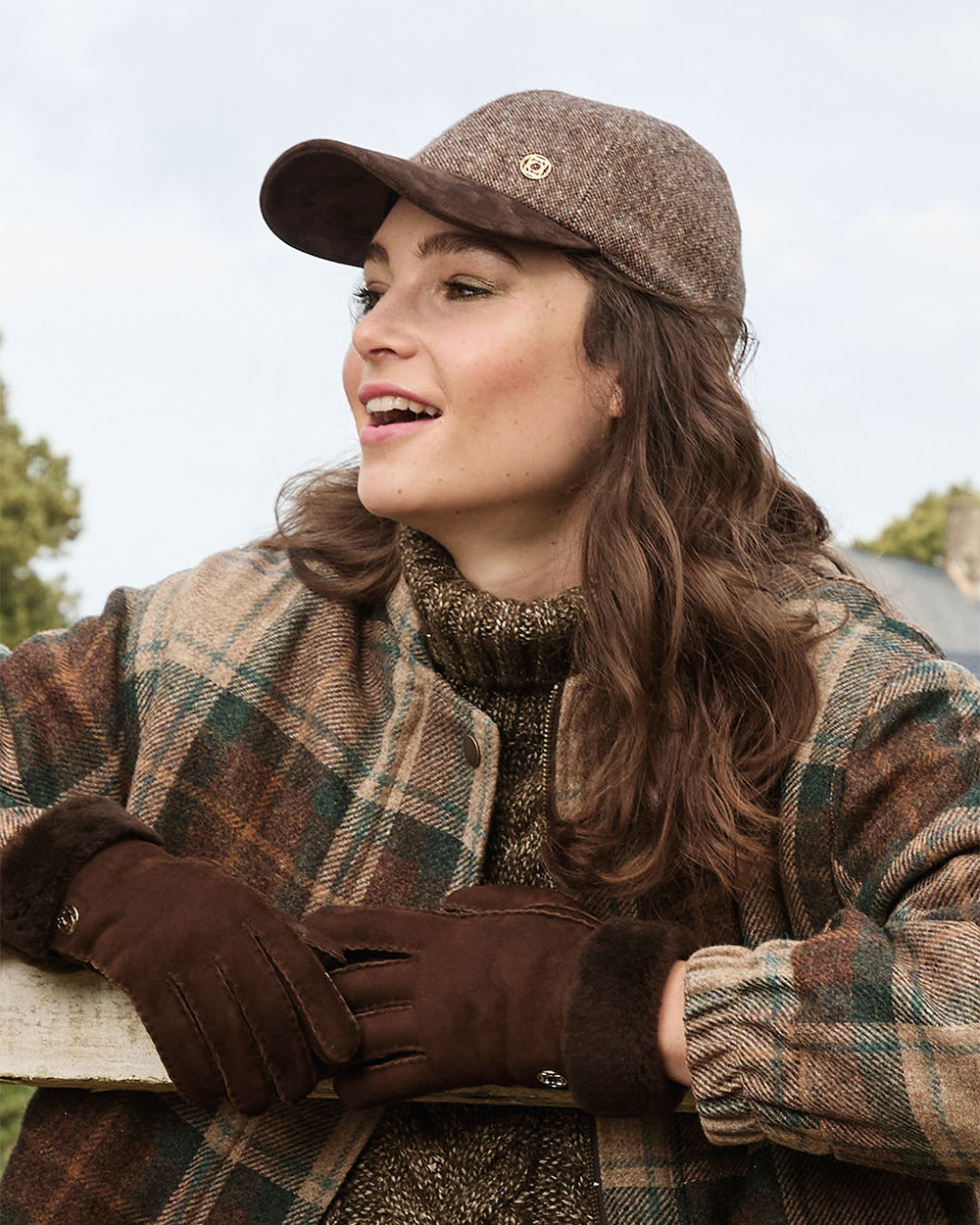 Notre Casquette Alba Renouard en tweed chiné chocolat et cuir nubuck, vue portée par notre mannequin. 