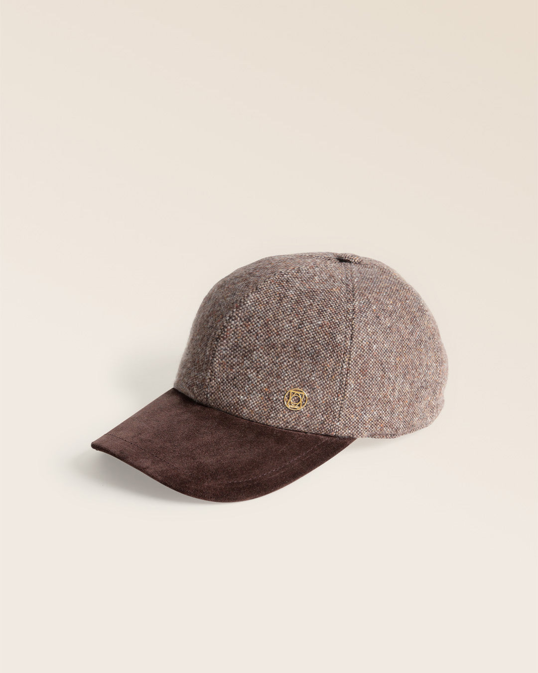 Notre Casquette Alba Renouard en tweed chiné chocolat et cuir nubuck, vue de quart en studio.