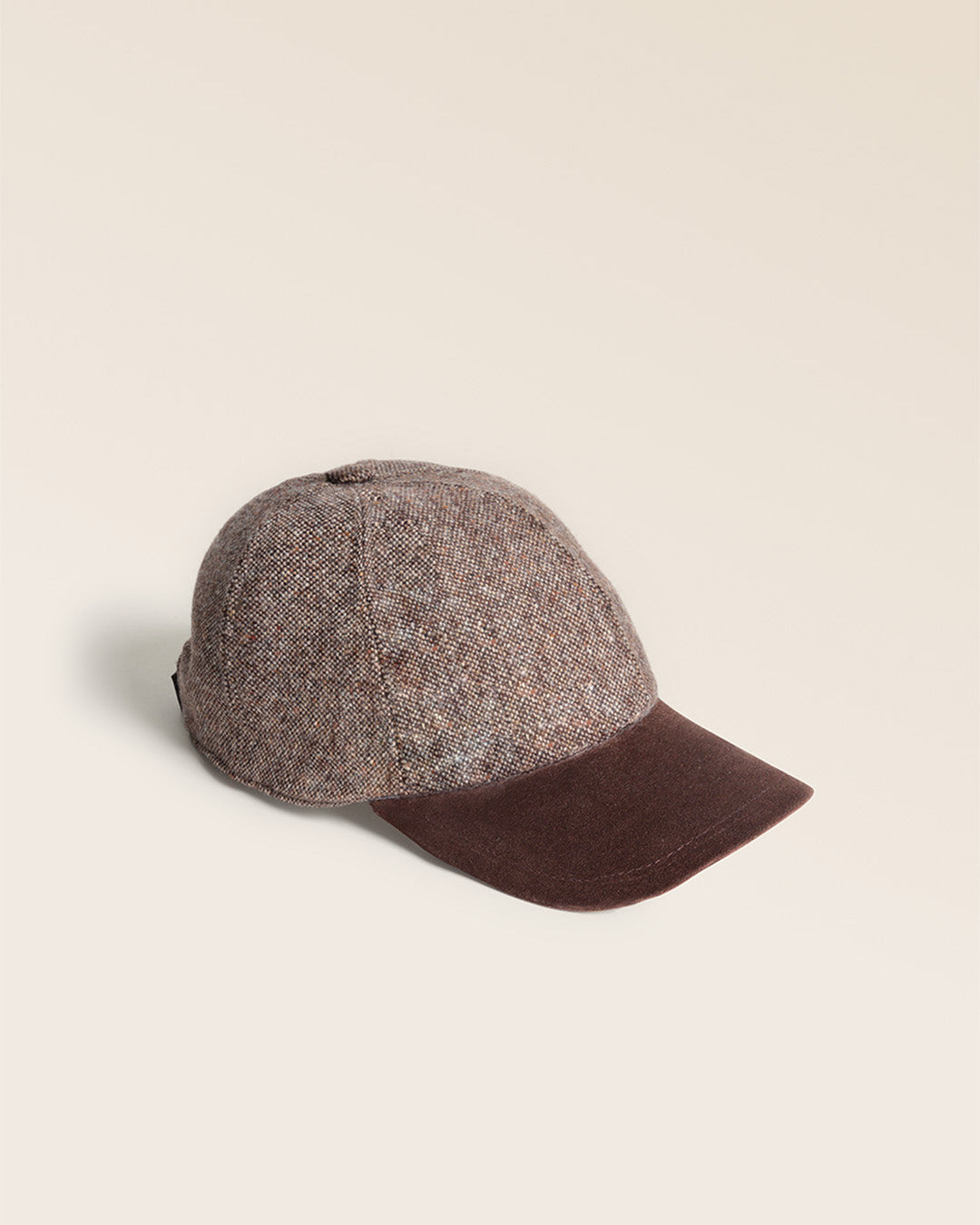 Notre Casquette Alba Renouard en tweed chiné chocolat et cuir nubuck, vue de quart en studio.