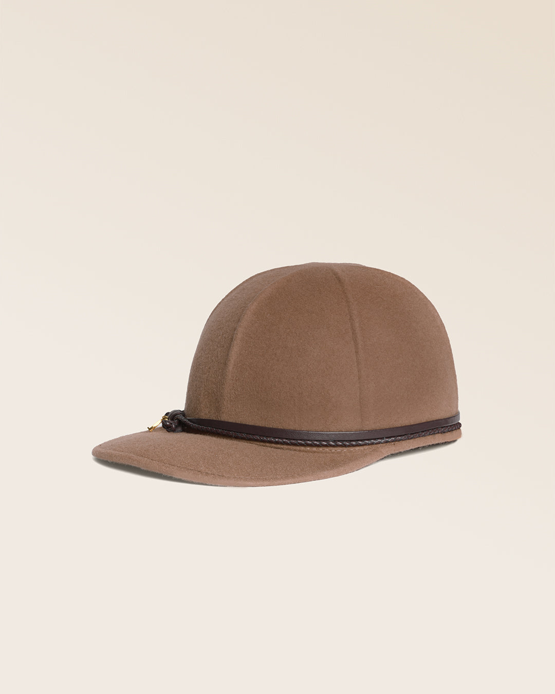 La casquette Jockey Renouard en laine camel, vue de quart droit en studio.
