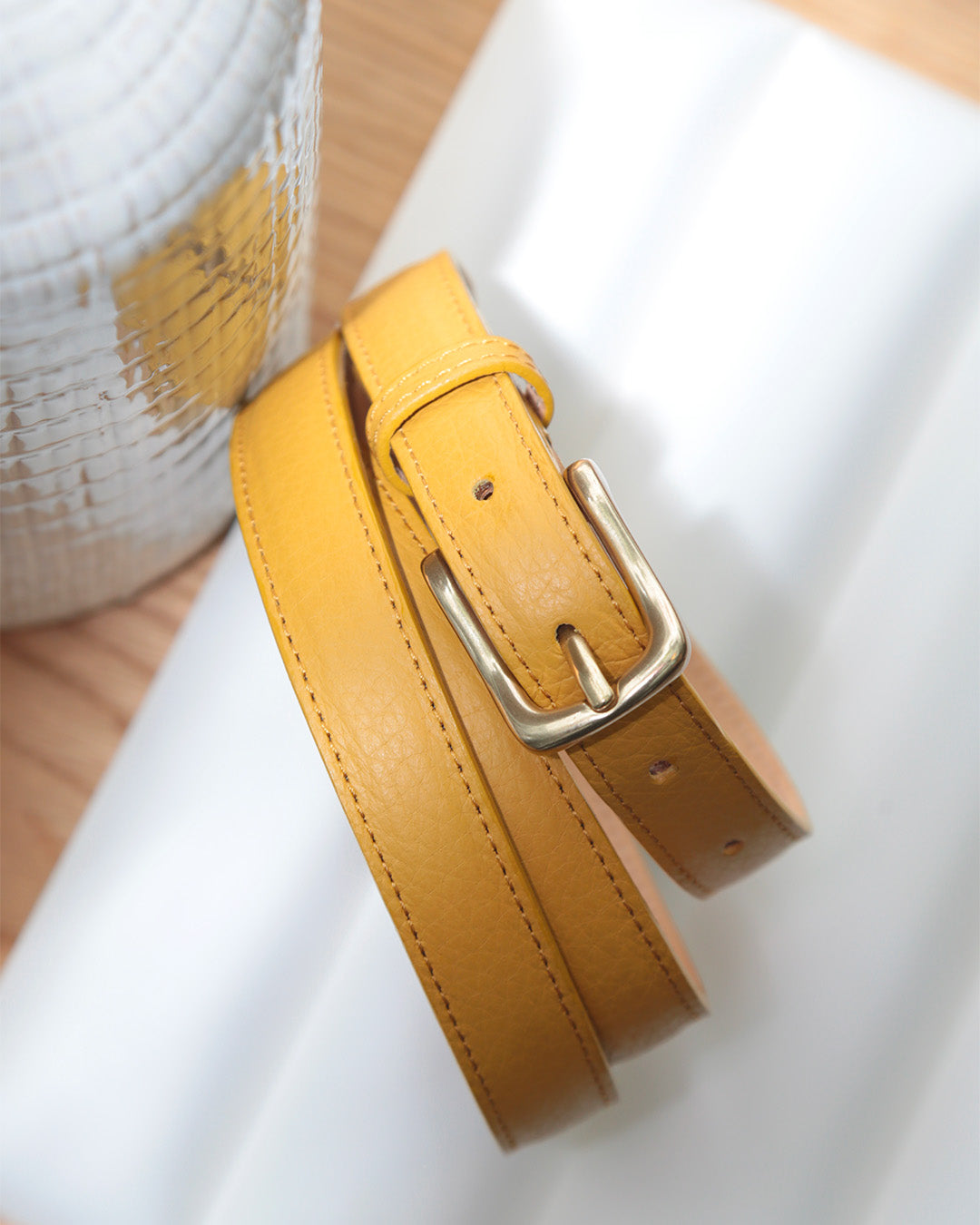 Notre ceinture Célia en cuir façon vigogne ananas, vue en ambiance.