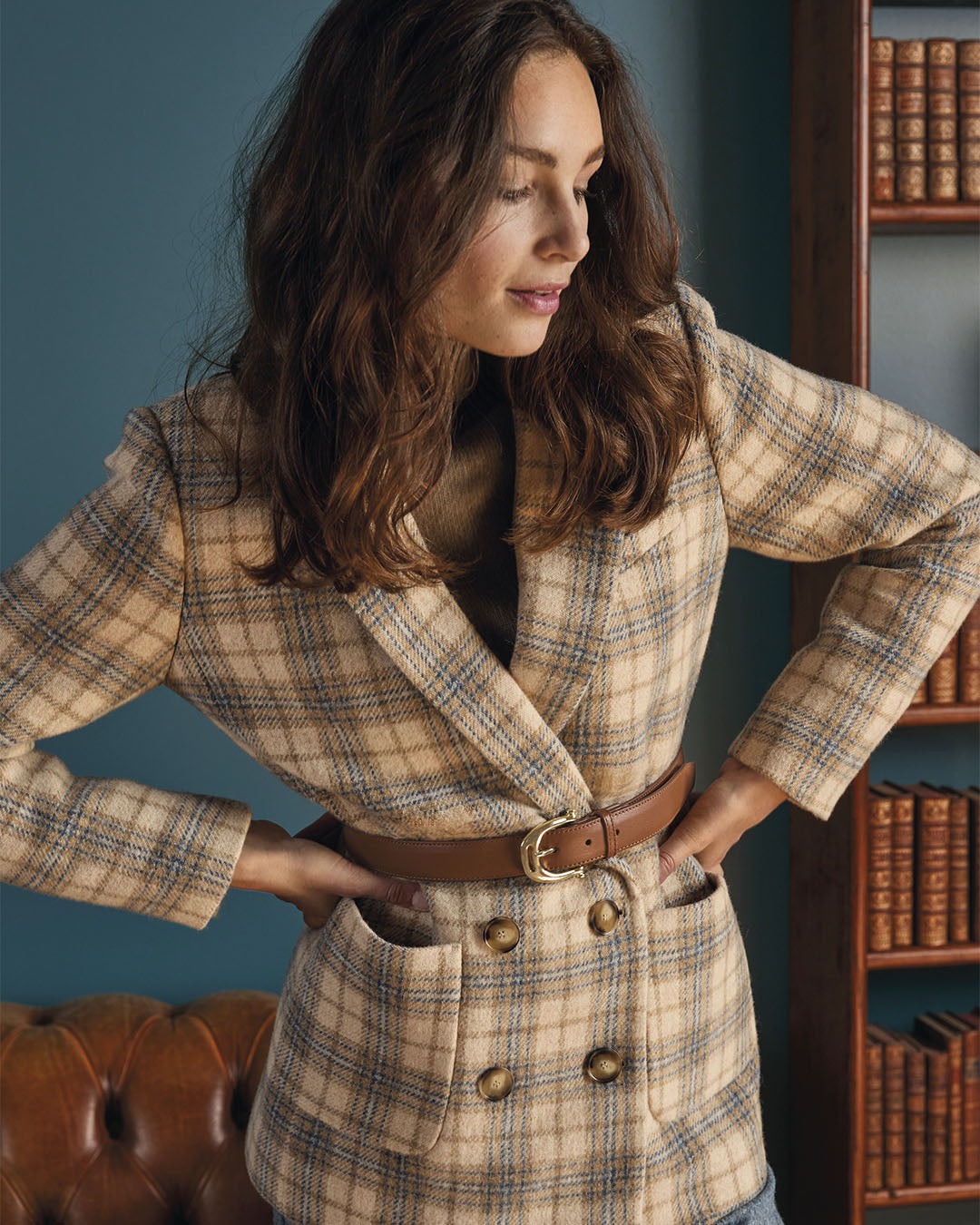 Notre ceinture Ecuyer Renouard en cuir vintage camel, vue portée par notre mannequin. 