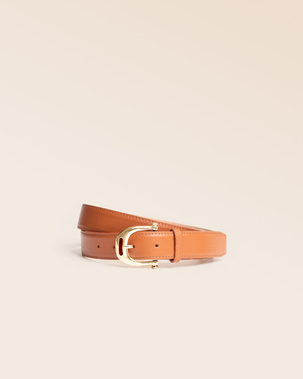 Notre ceinture Ecuyer Renouard en cuir vintage camel, vue de face en studio.