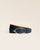 Notre ceinture Éperon Renouard, en cuir façon vigogne bleu marine, vue de face en studio.