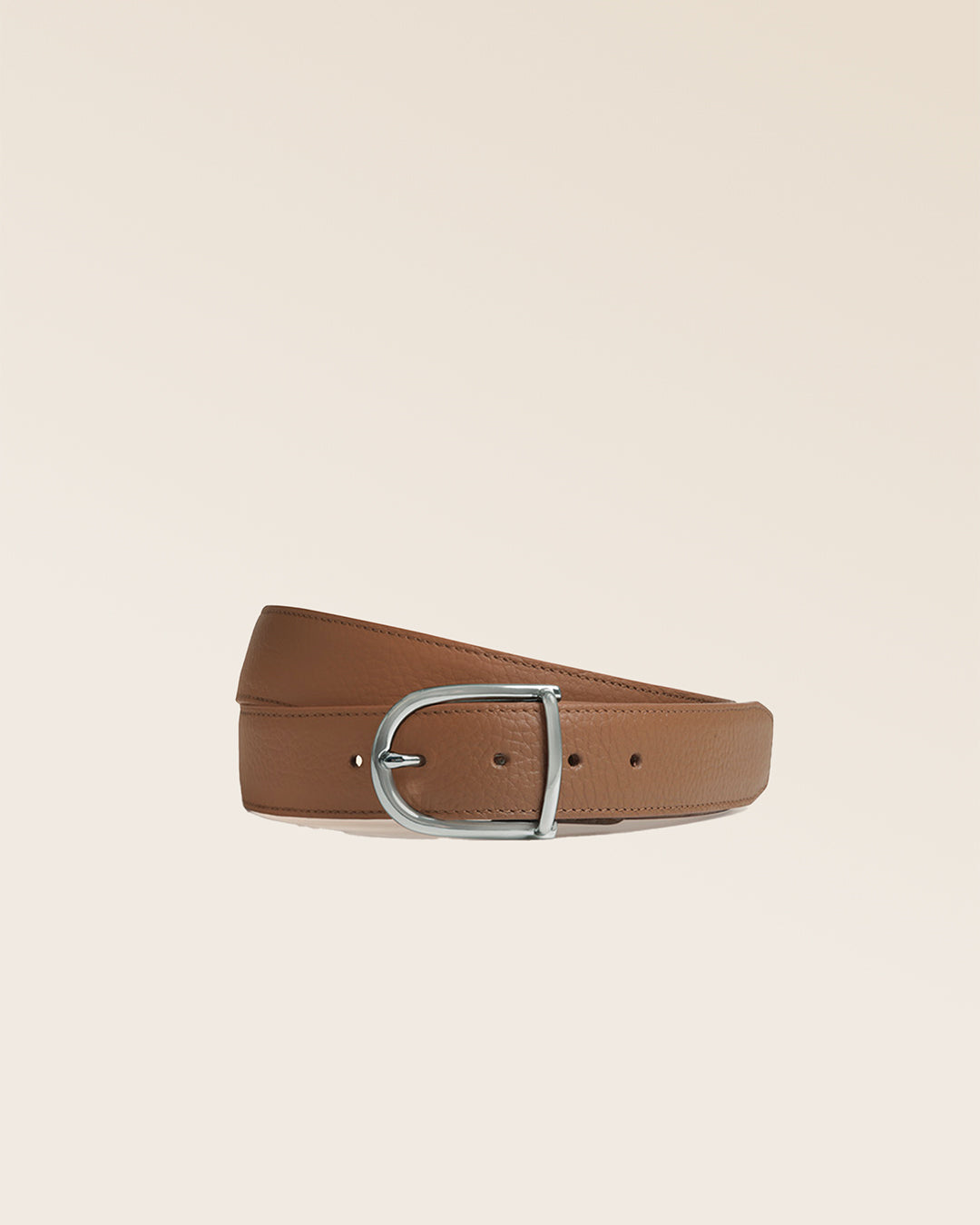 Notre ceinture Lorenzo Renouard en cuir façon vigogne fauve, vue de face en studio.