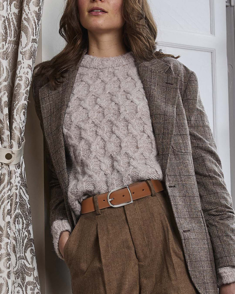 Notre ceinture Lorenzo Renouard en cuir vintage camel, vue portée par notre mannequin. 