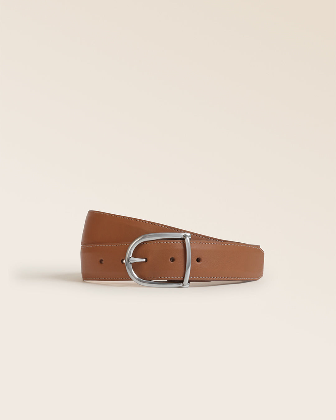 Notre ceinture Lorenzo Renouard en cuir vintage camel, vue de face en studio.