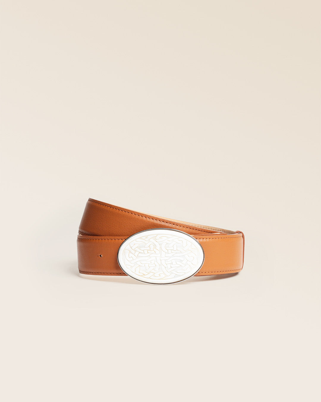 Notre ceinture Mooréa en cuir vintage camel vue de face en studio.