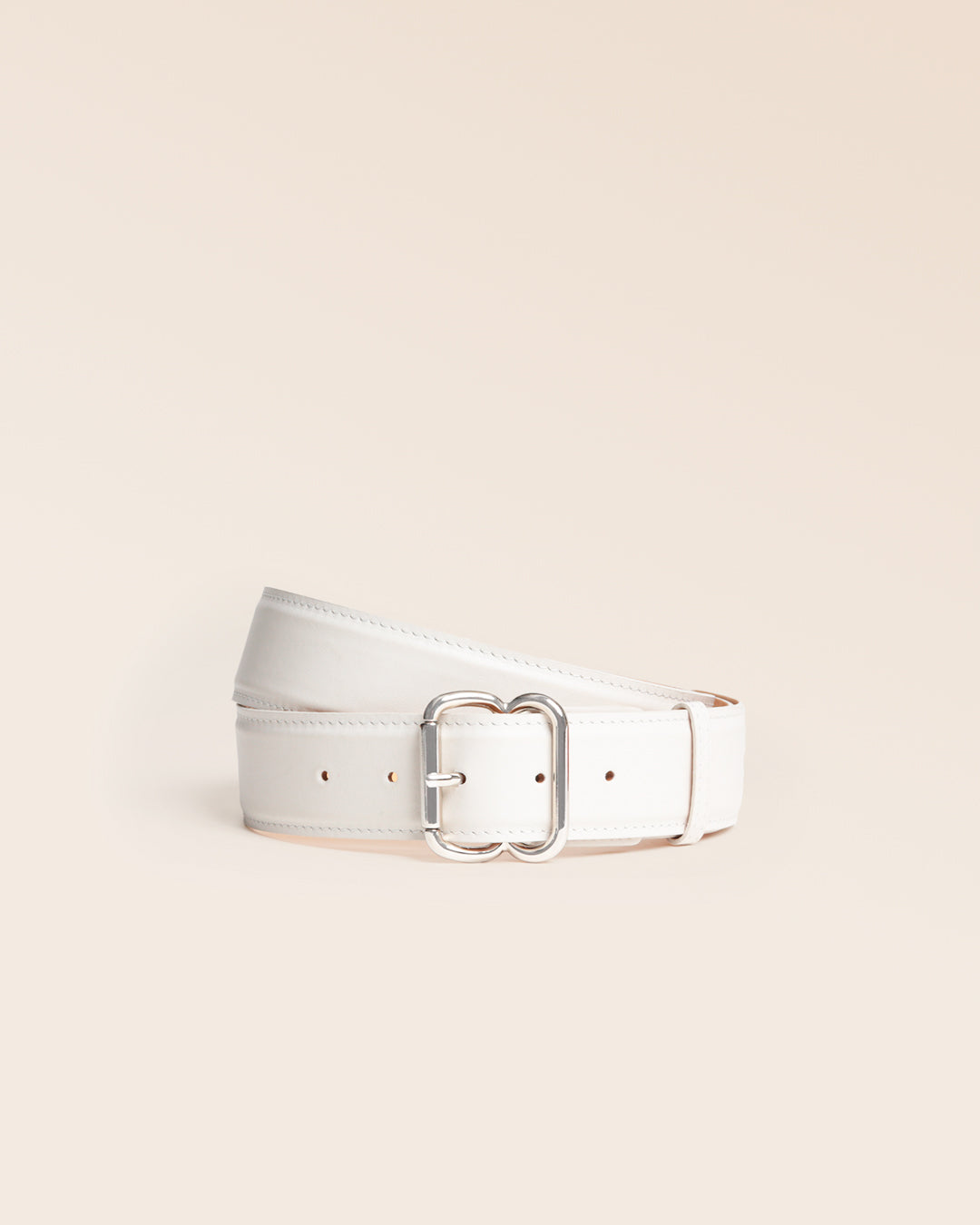 Notre ceinture Orso en cuir vintage craie vue de face en studio.