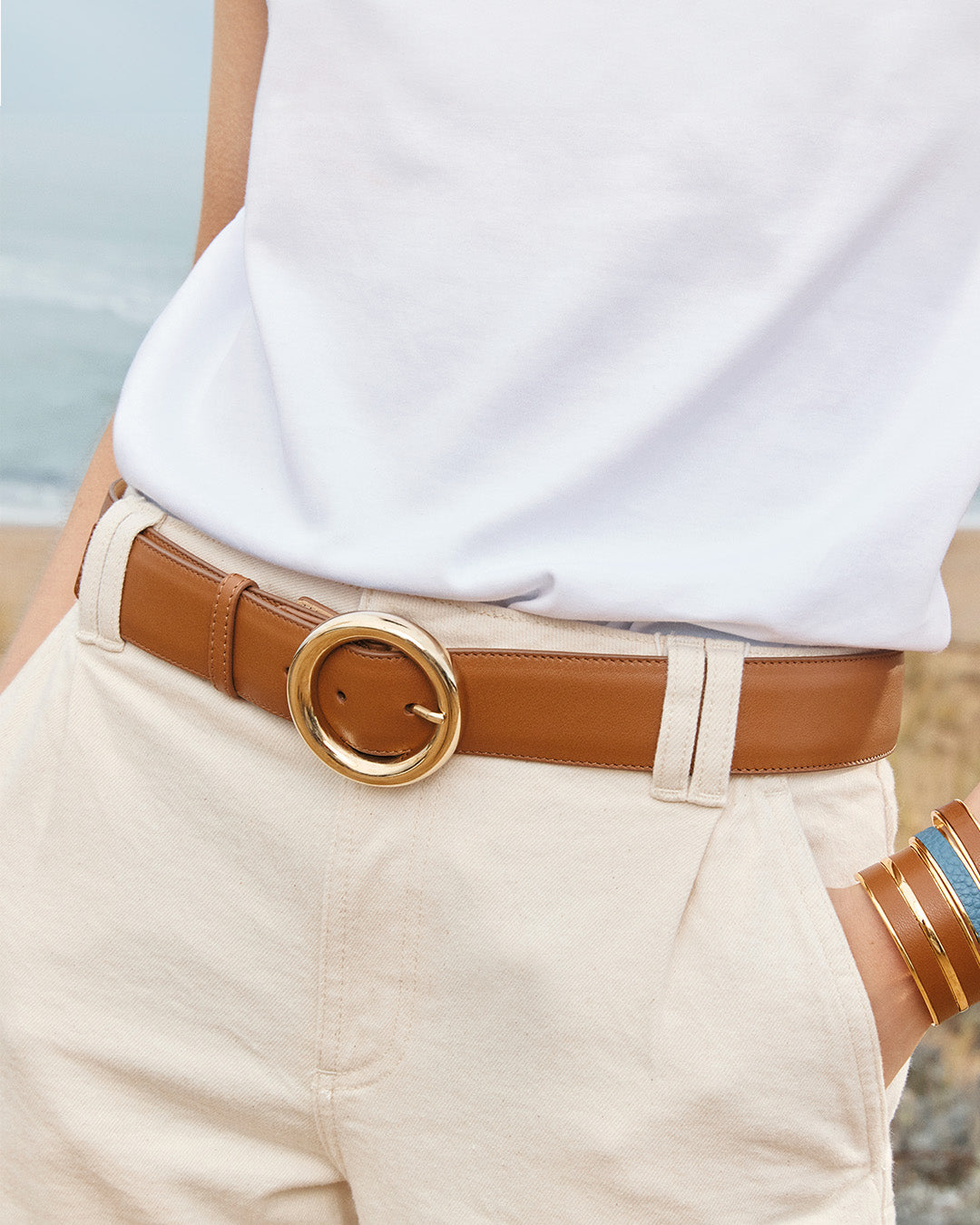 Notre ceinture Tamara en cuir vintage camel et boucle dorée, vue portée par notre mannequin. 