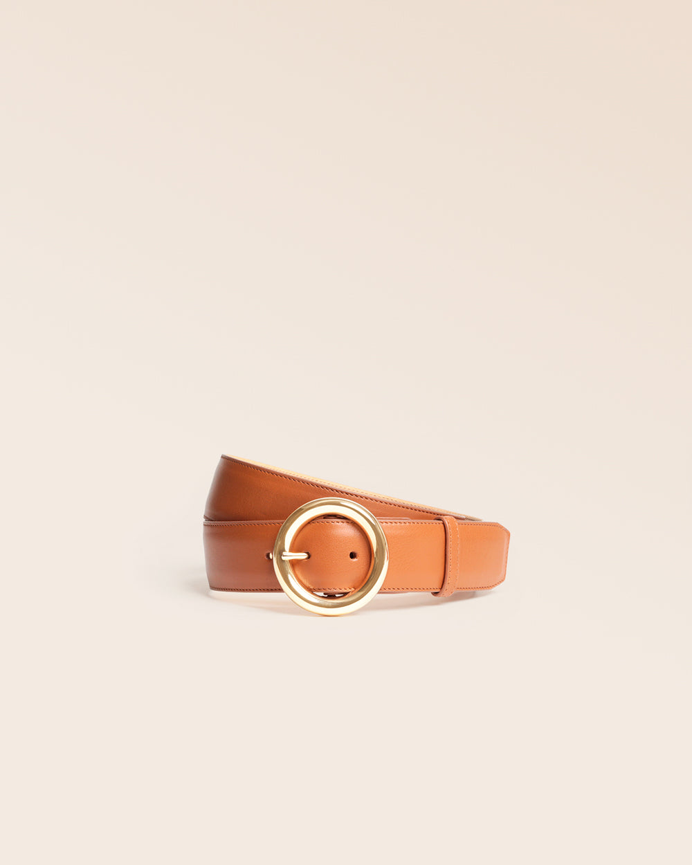 Notre ceinture Tamara en cuir vintage camel et boucle dorée, vue de face en studio.