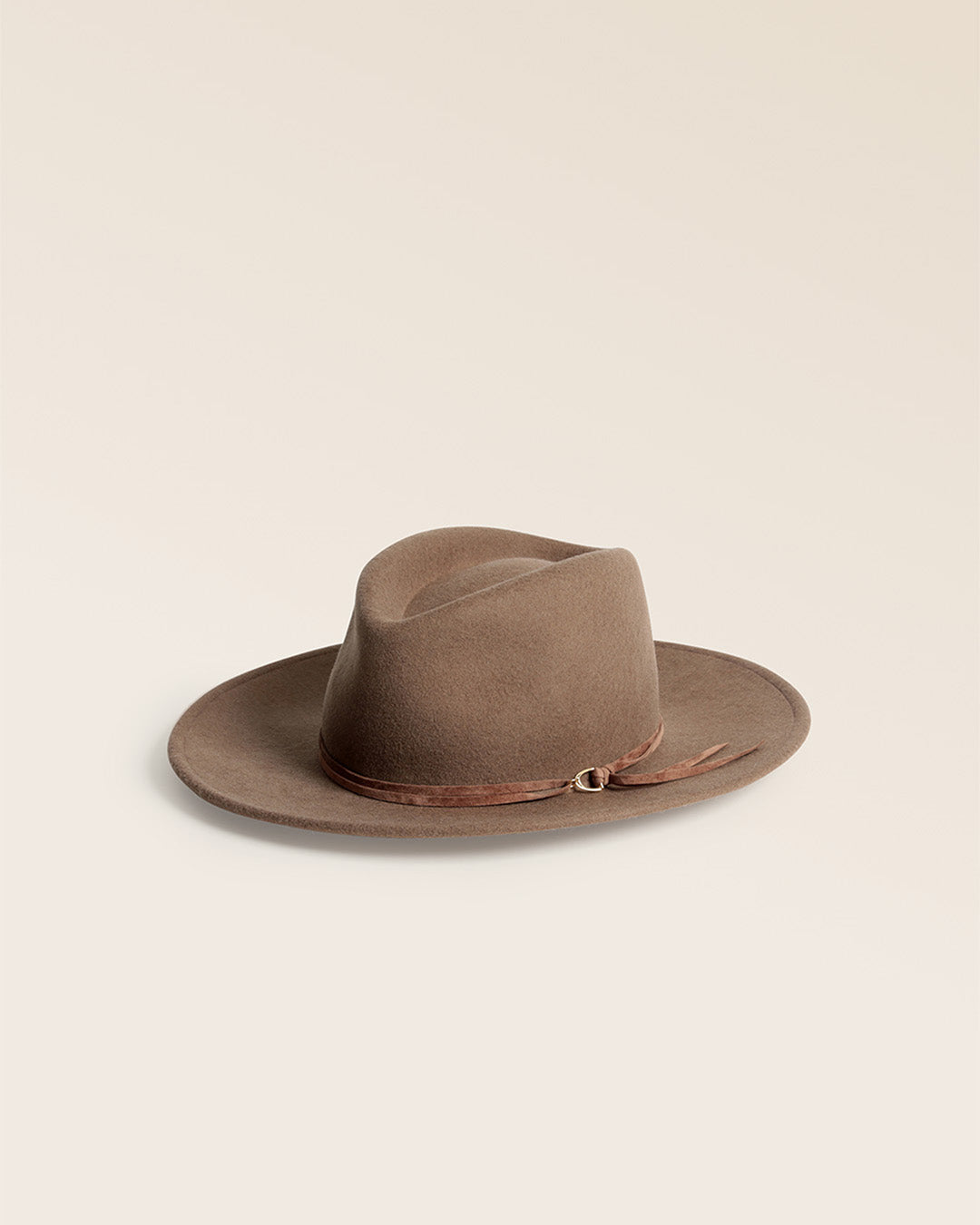 Notre chapeau Carmella Renouard en laine feutrée taupe, vu de quart en studio.