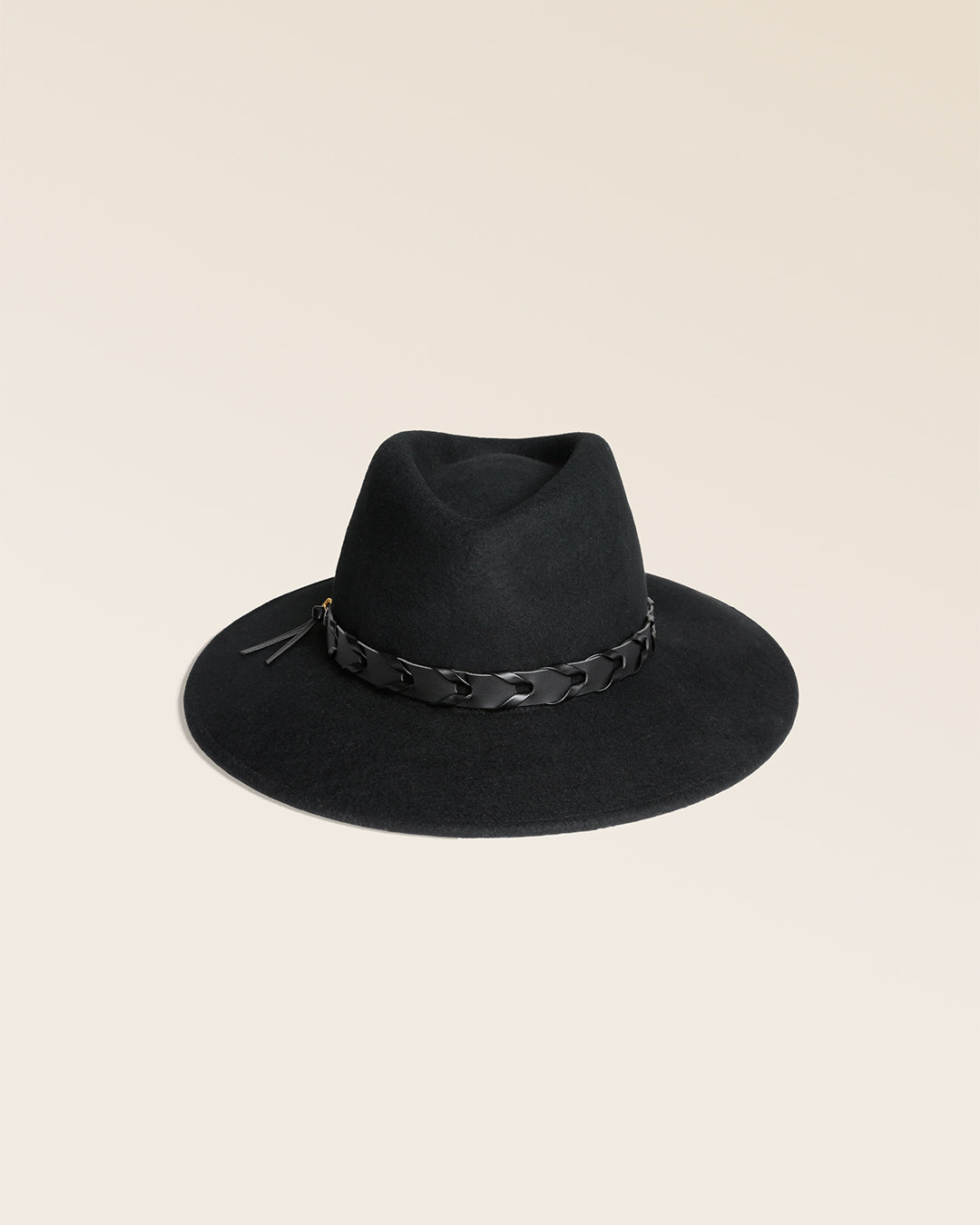 Le chapeau Hunter Renouard en laine noire, vu de face en studio.