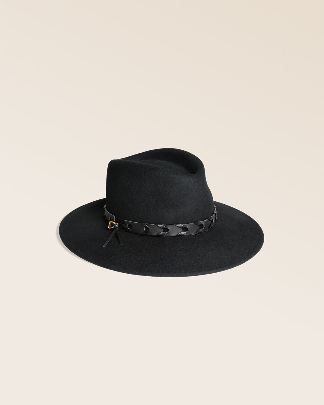 Le chapeau Hunter Renouard en laine noire, vu de quart en studio.