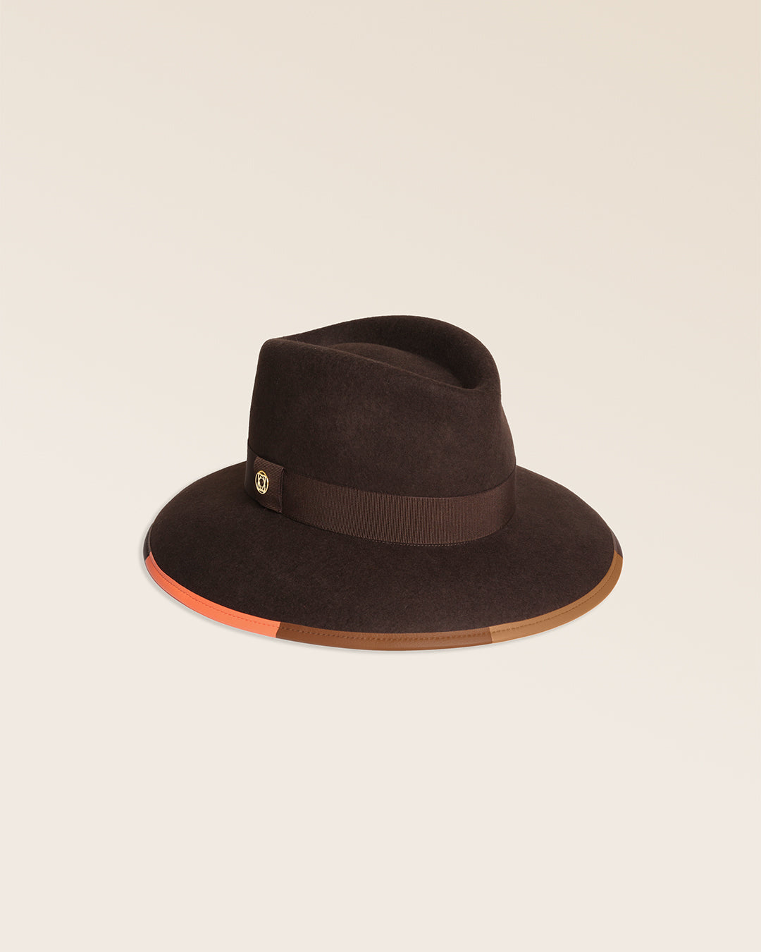Le chapeau Yearling Renouard en laine chocolat, vu de quart en studio.