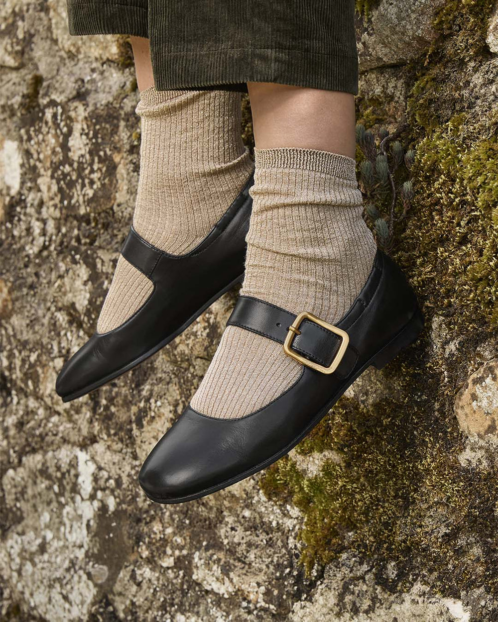 Nos babies Alice Renouard en cuir lisse noir, vues portées par notre mannequin.