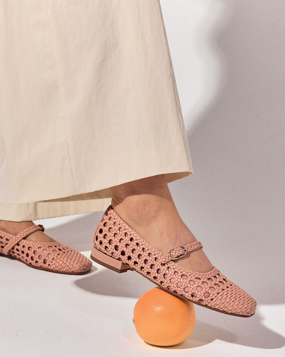 Nos babies Appy Renouard en cuir lisse tressé nude, vues portées par un mannequin.