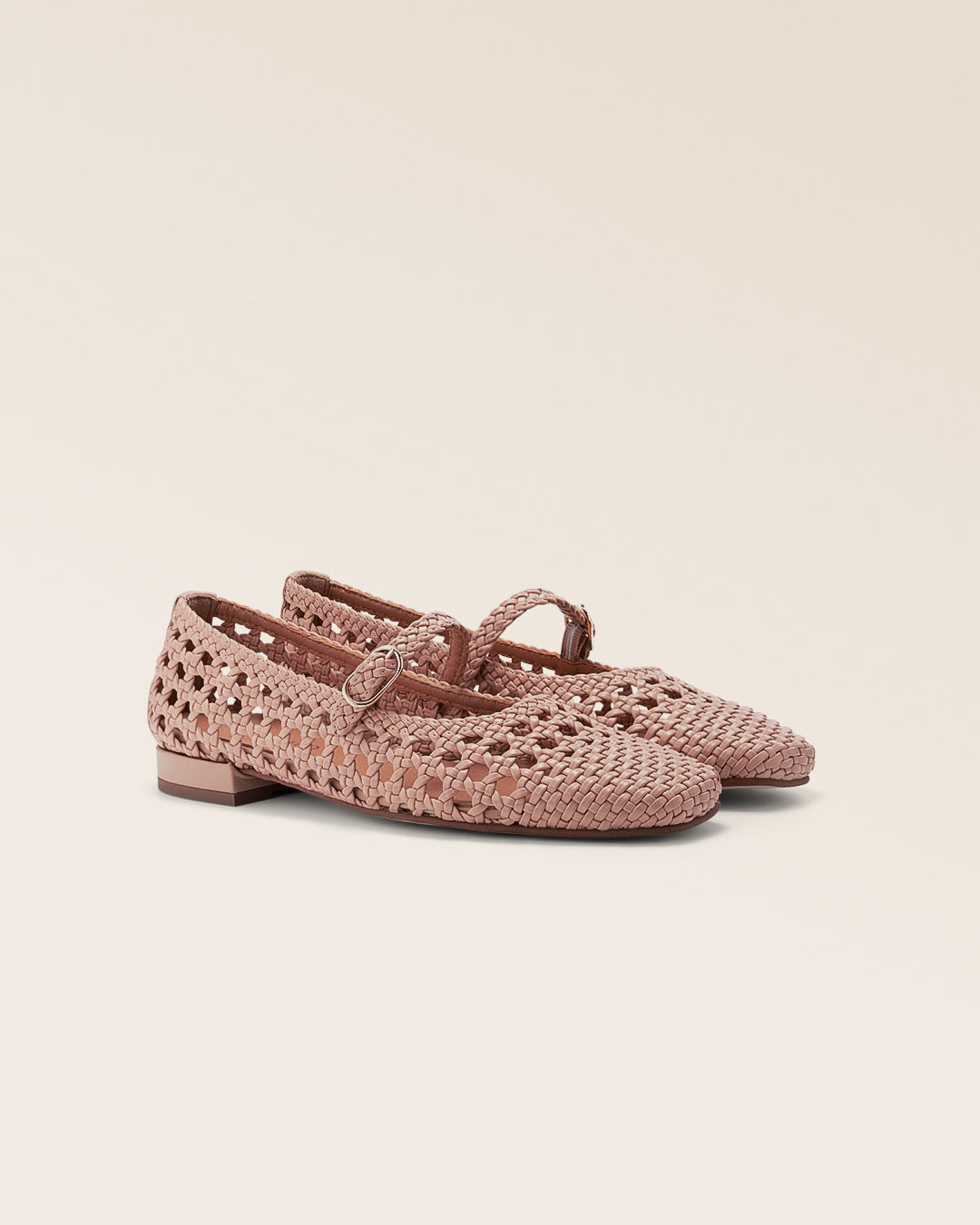 Nos babies Appy Renouard en cuir lisse tressé nude, vues de quart en studio.