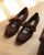 Nos babies Céleste Renouard en cuir nubuck chocolat et leur joli noeud sur le pied, vues en ambiance.