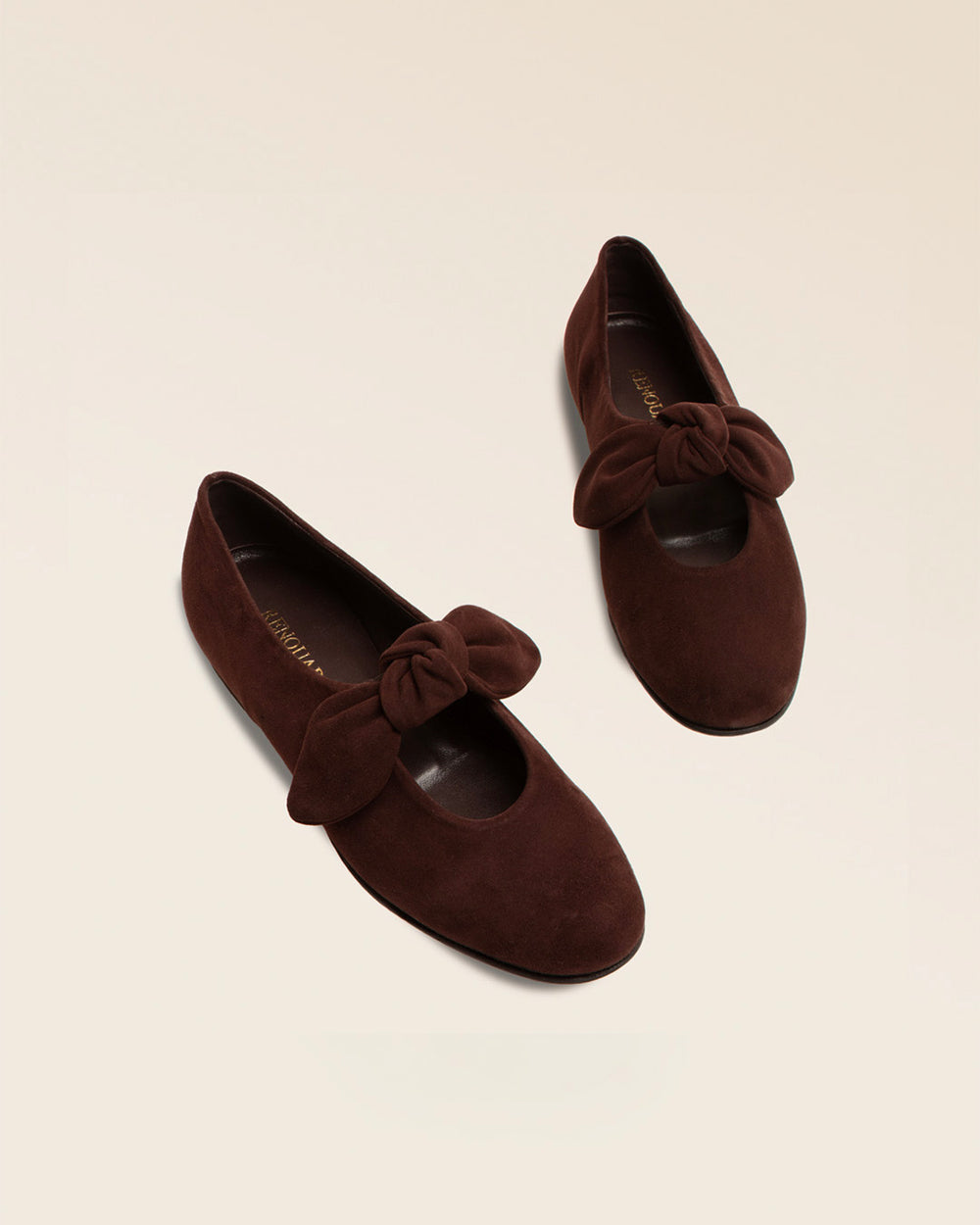 Nos babies Céleste Renouard en cuir nubuck chocolat et leur joli noeud sur le pied, vues en studio.
