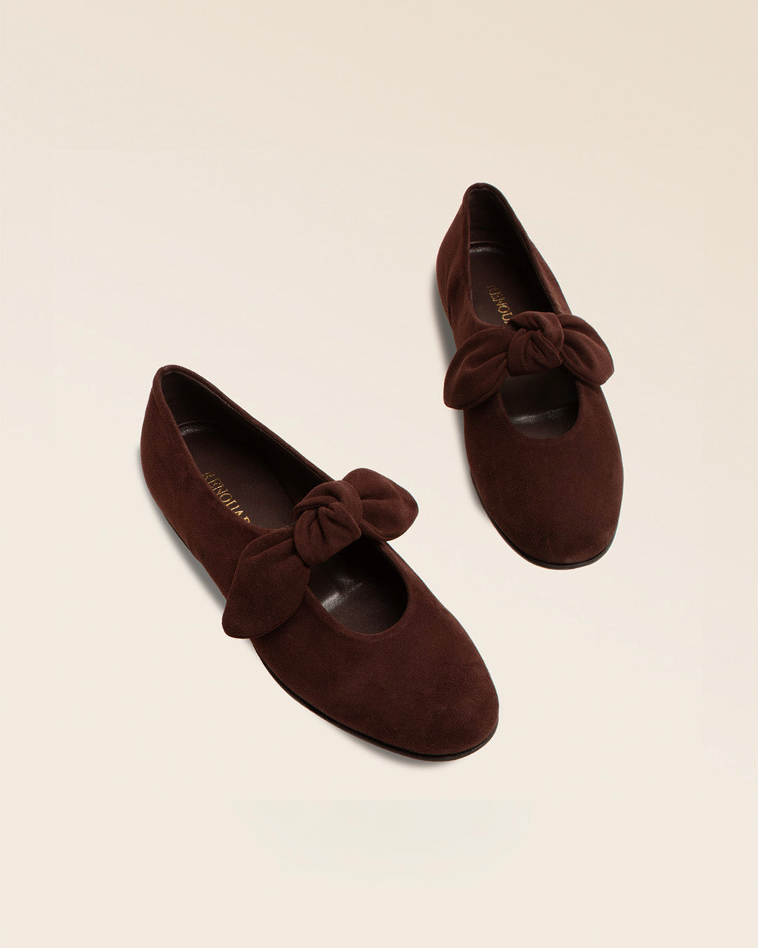 Nos babies Céleste Renouard en cuir nubuck chocolat et leur joli noeud sur le pied, vues en studio.