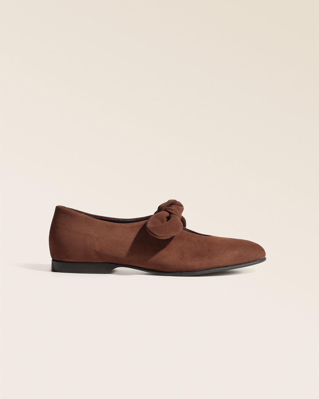 Nos babies Céleste Renouard en cuir velours fauve, vues de côté en studio.