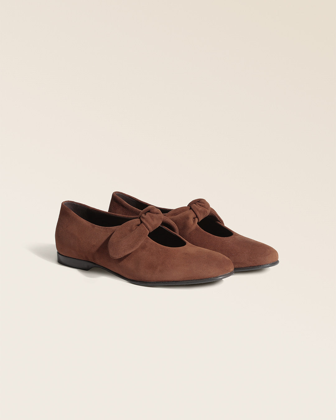 Nos babies Céleste Renouard en cuir velours fauve, vues de quart en studio.
