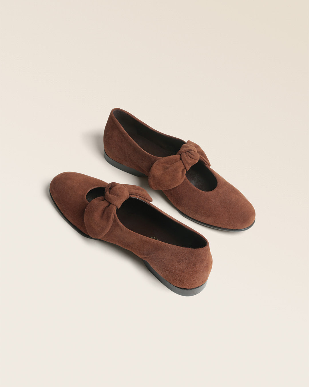 Nos babies Céleste Renouard en cuir velours fauve, vues en studio.