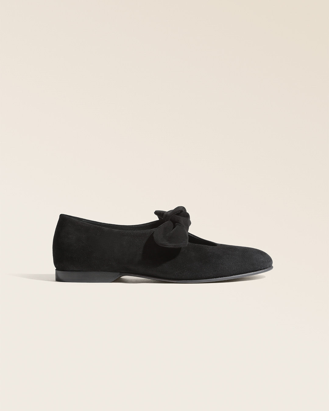Nos babies Céleste Renouard en cuir velours noir, vues de côté en studio.
