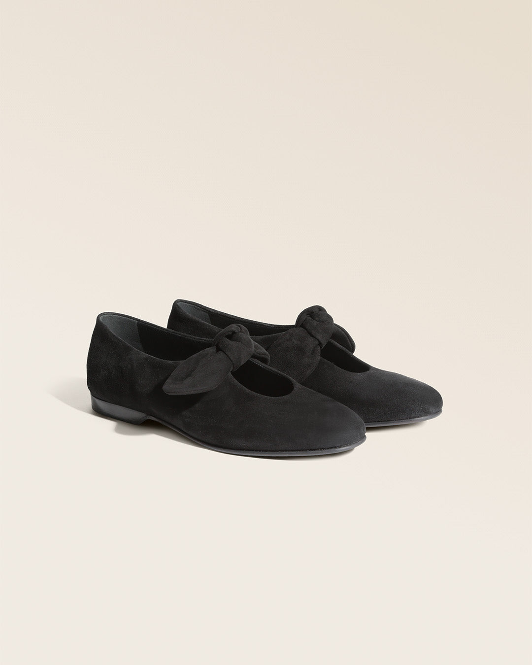Nos babies Céleste Renouard en cuir velours noir, vues de quart en studio.