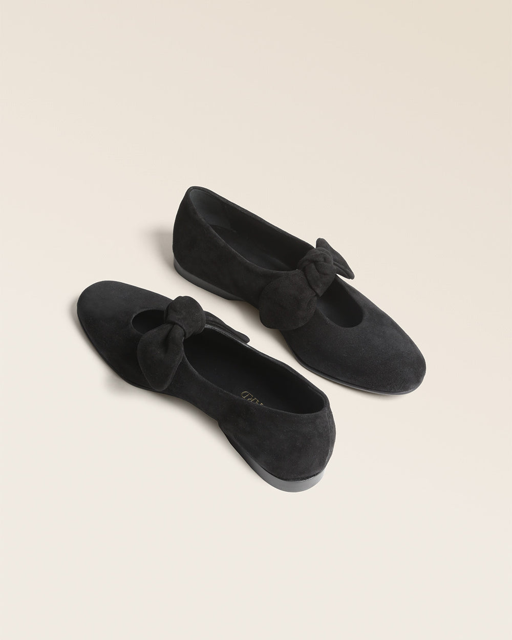 Nos babies Céleste Renouard en cuir velours noir, vues en studio.
