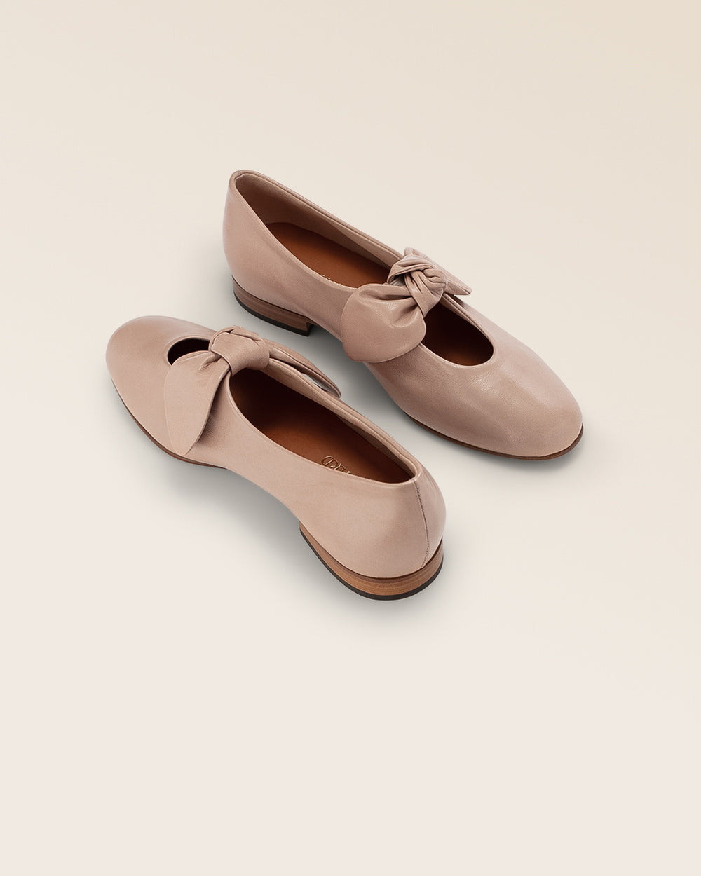 Nos babies Céleste Renouard en cuir de veau nappa nude, vues en studio.