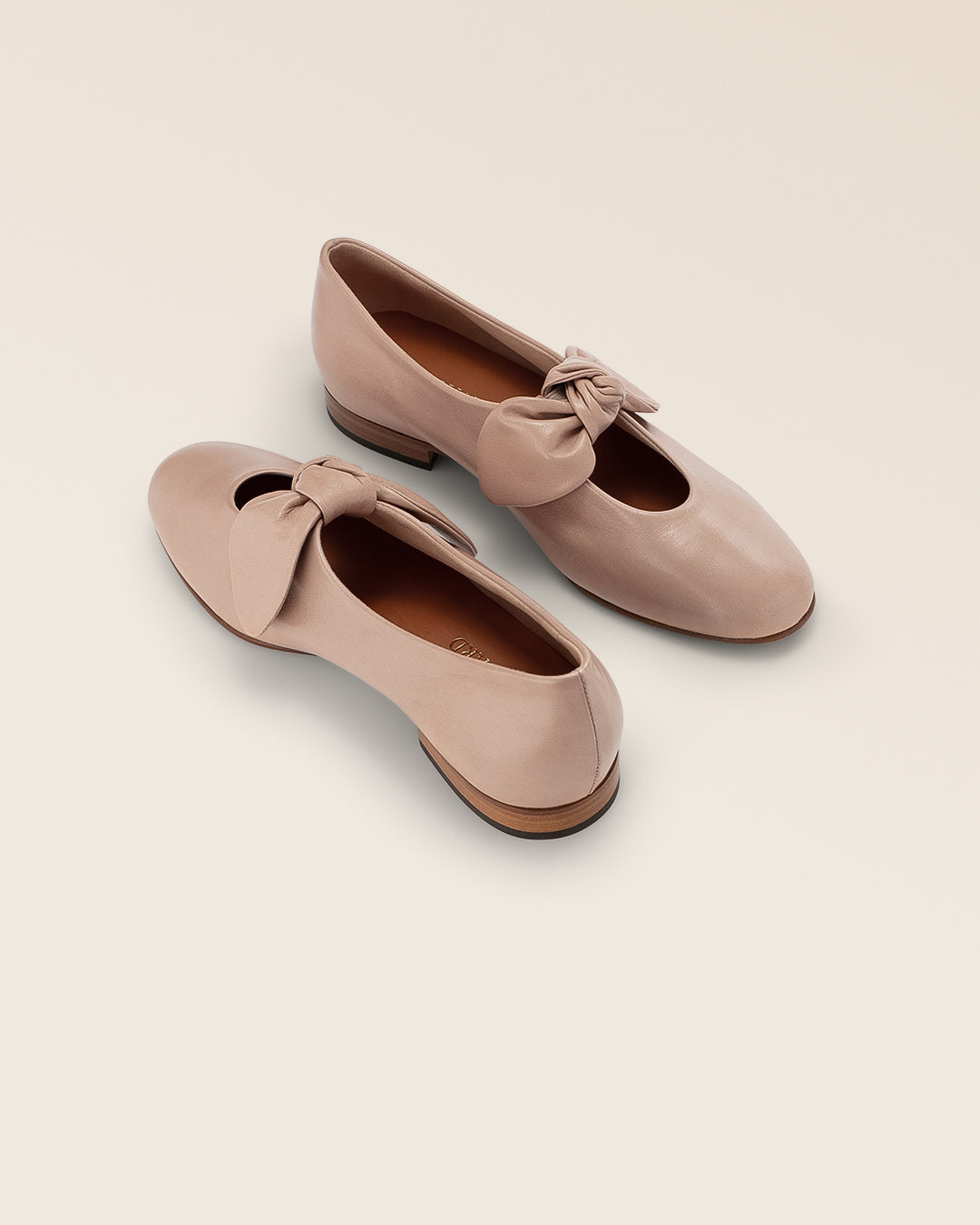 Nos babies Céleste Renouard en cuir de veau nappa nude, vues en studio.