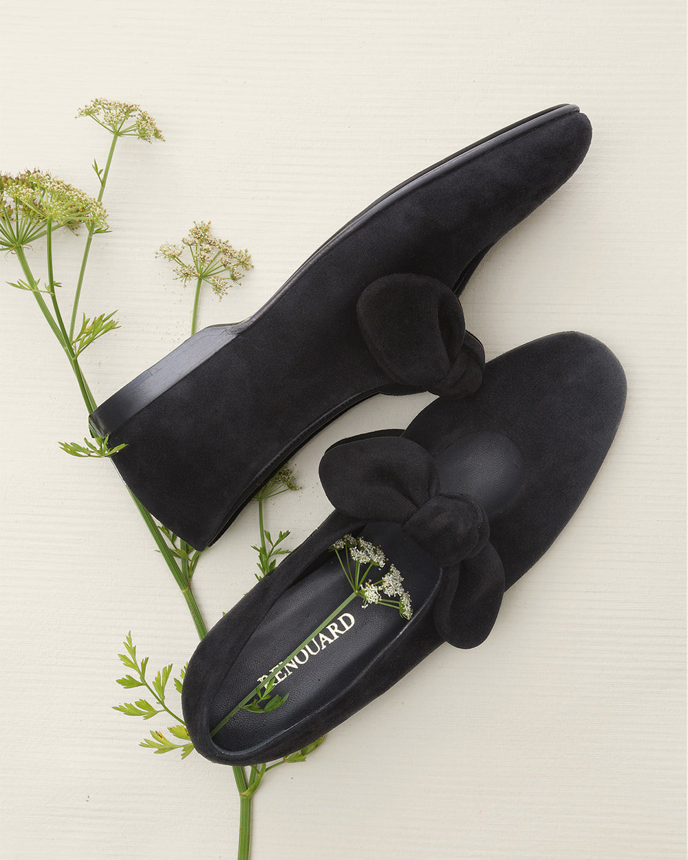 Les babies Céleste Renouard en cuir velours noir, vues en ambiance.