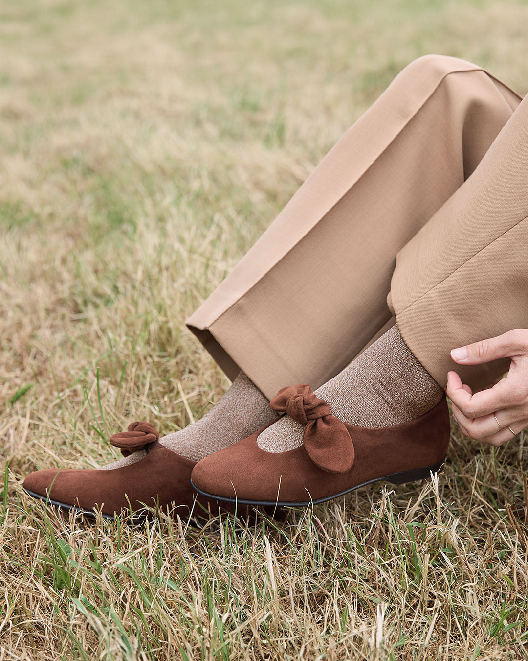 Les babies Céleste Renouard en cuir velours noisette, vues portées par notre mannequin.
