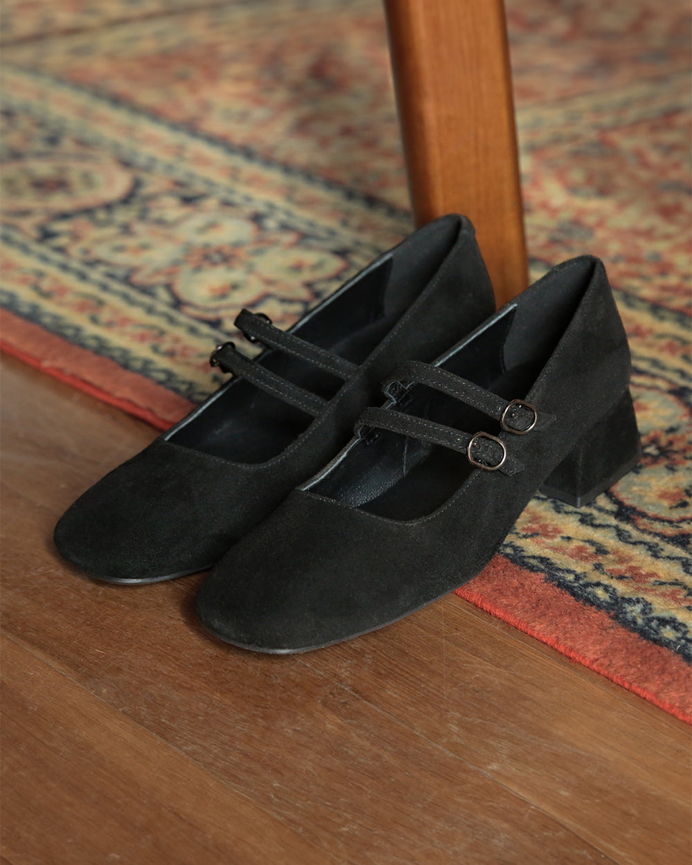Nos babies Esmée Renouard en cuir nubuck noir et leur double bride sur le pied, vues en ambiance.