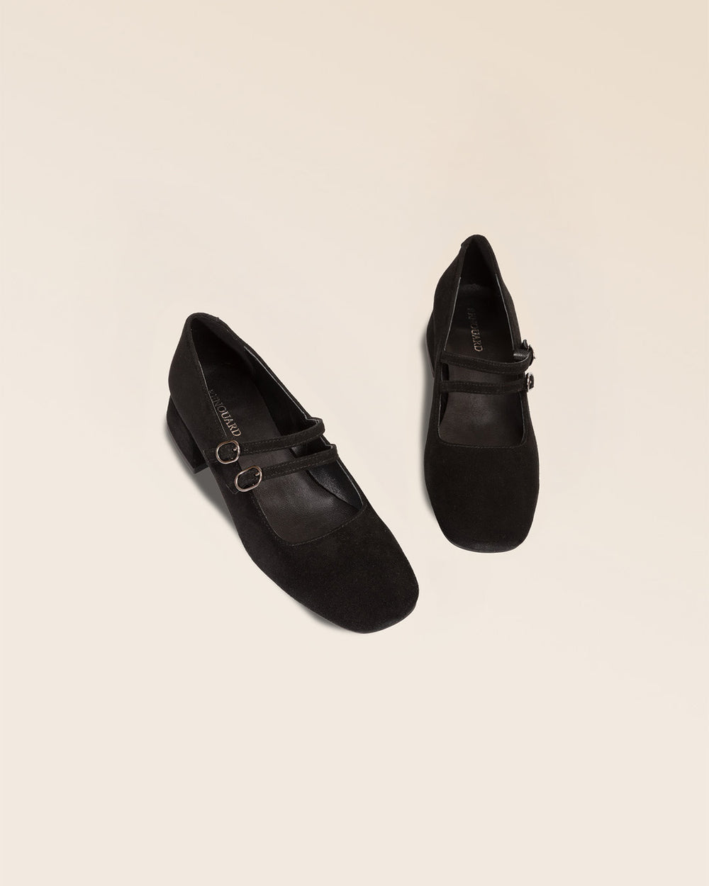 Nos babies Esmée Renouard en cuir nubuck noir et leur double bride sur le pied, vues en studio.